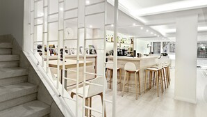 Un intérieur moderne avec un escalier menant à un espace bar.