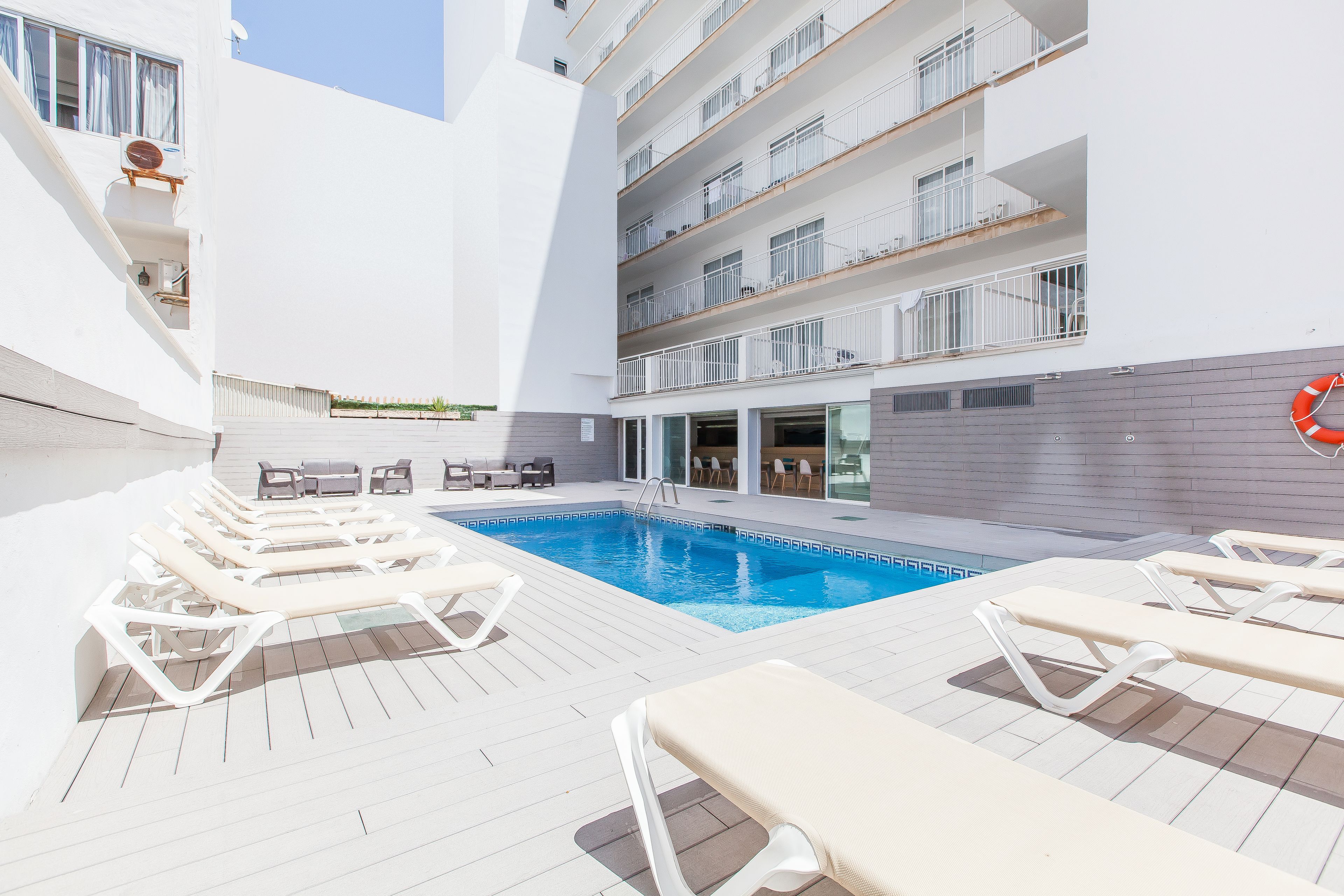 outdoor pool, open 10:00 am to 9:00 pm, pool loungers