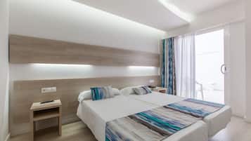 Standard-Doppel- oder -Zweibettzimmer, Balkon | Zimmersafe, Schreibtisch, Verdunkelungsvorhänge, schallisolierte Zimmer