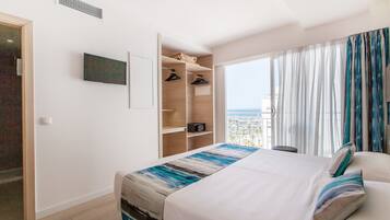 Habitación estándar con 1 cama doble o 2 individuales, balcón, vistas parciales al mar | Caja fuerte, escritorio, cortinas opacas y sistema de insonorización