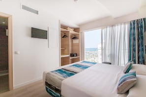 Standard-Doppel- oder -Zweibettzimmer, Balkon, eingeschränkter Meerblick | Zimmersafe, Schreibtisch, Verdunkelungsvorhänge, schallisolierte Zimmer