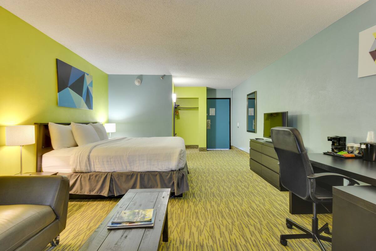 Executive Room, 1 King Bed, Refrigerator