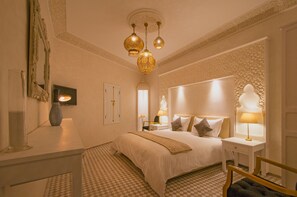 Junior Suite | Premium bedding, in-room safe, desk, blackout drapes - Riad Dar Grawa (Marrakech)