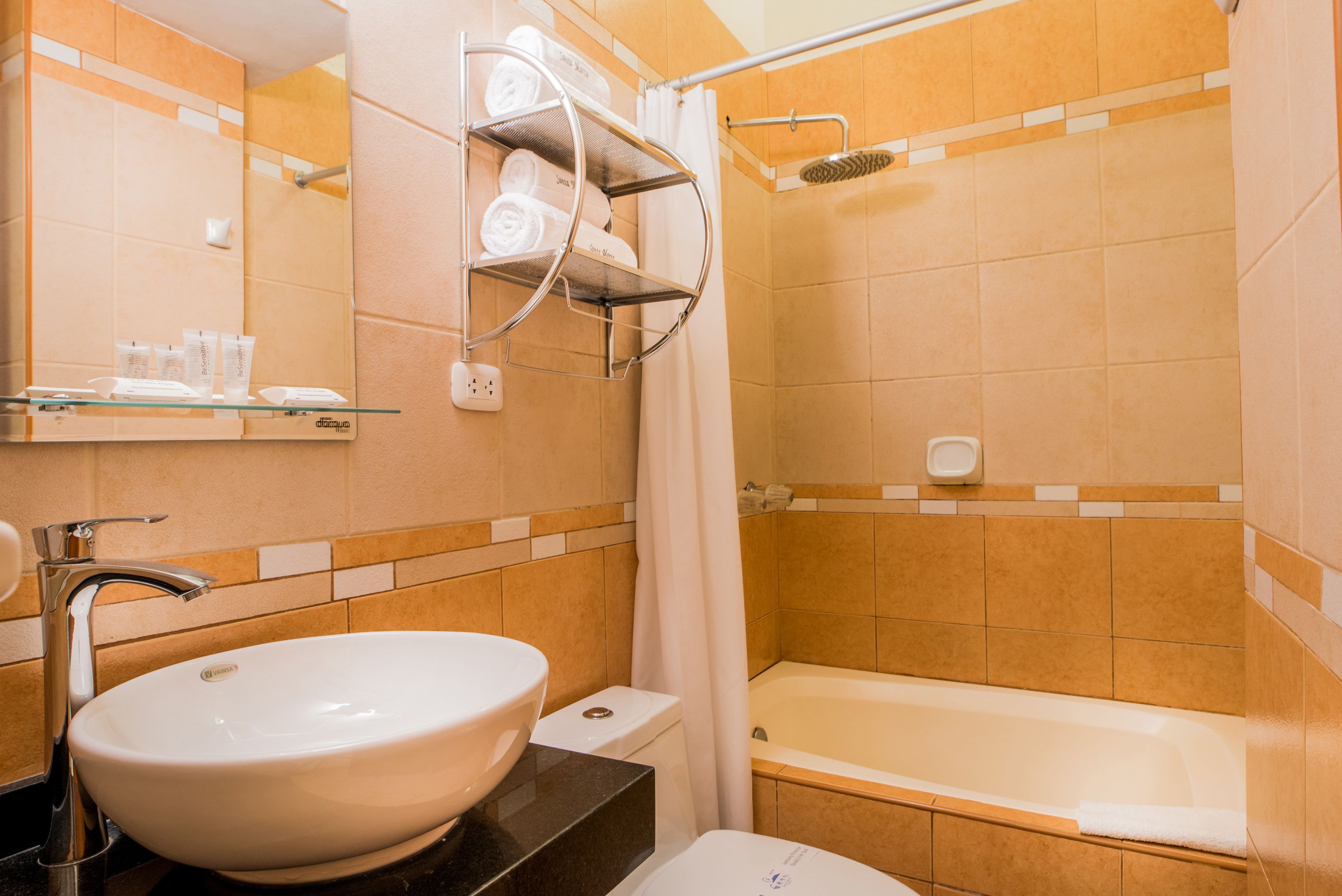 Un baño con lavamanos, inodoro y bañera.
