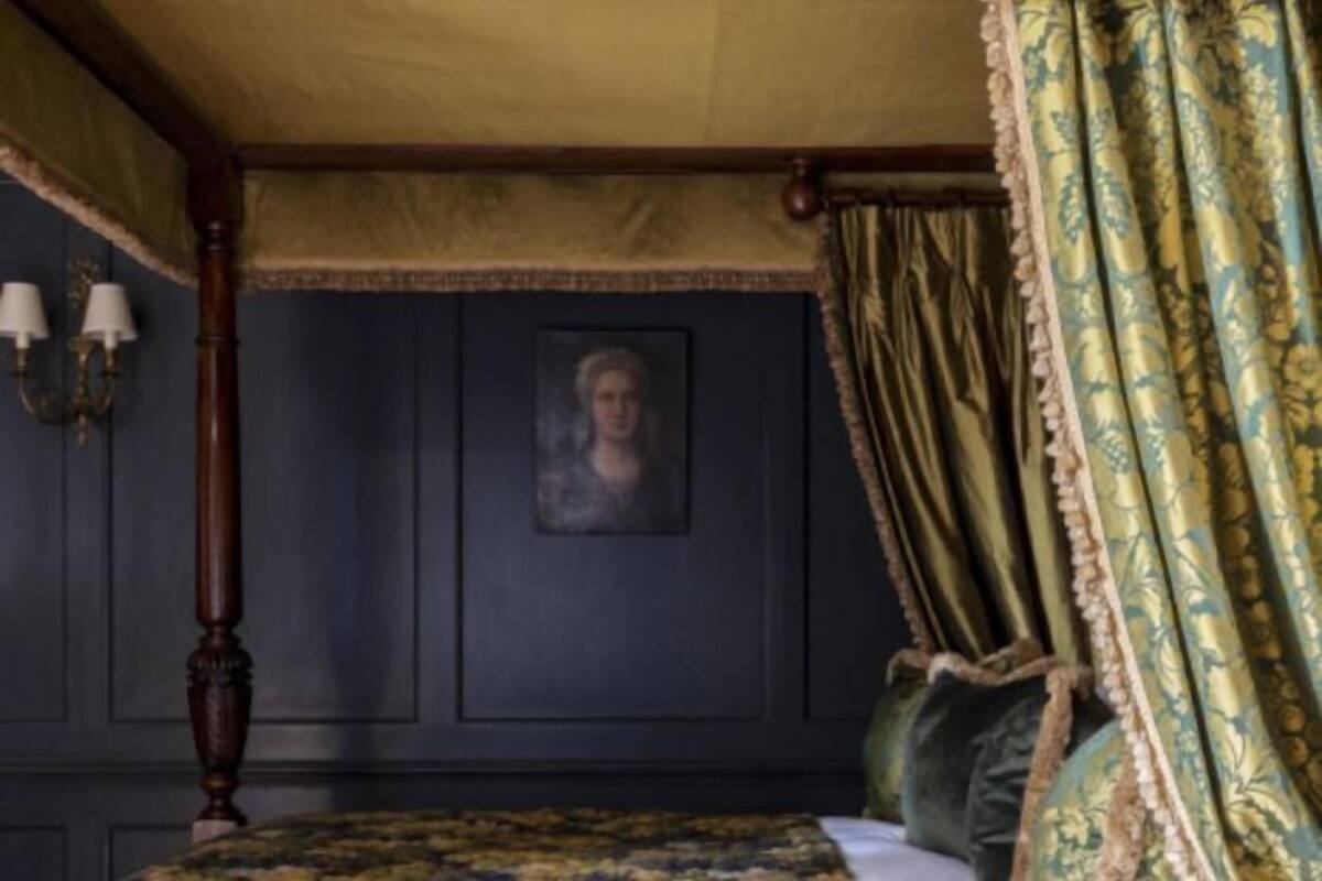 1 bedroom, Egyptian cotton sheets, premium bedding, down duvets