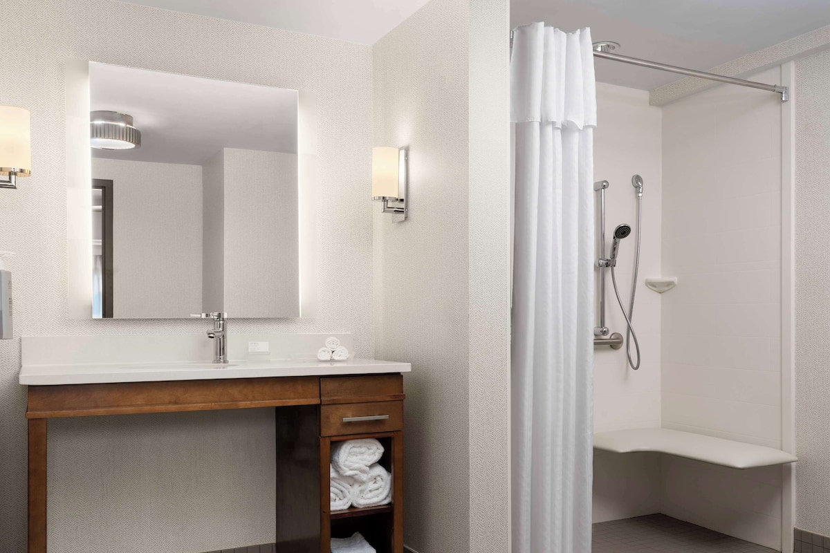 hydromassage showerhead, free toiletries, hair dryer, towels