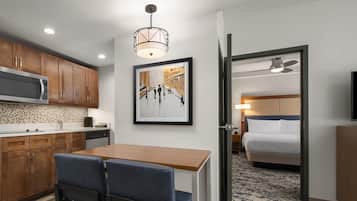 Geladeira grande, micro-ondas, cooktop, lava-louças