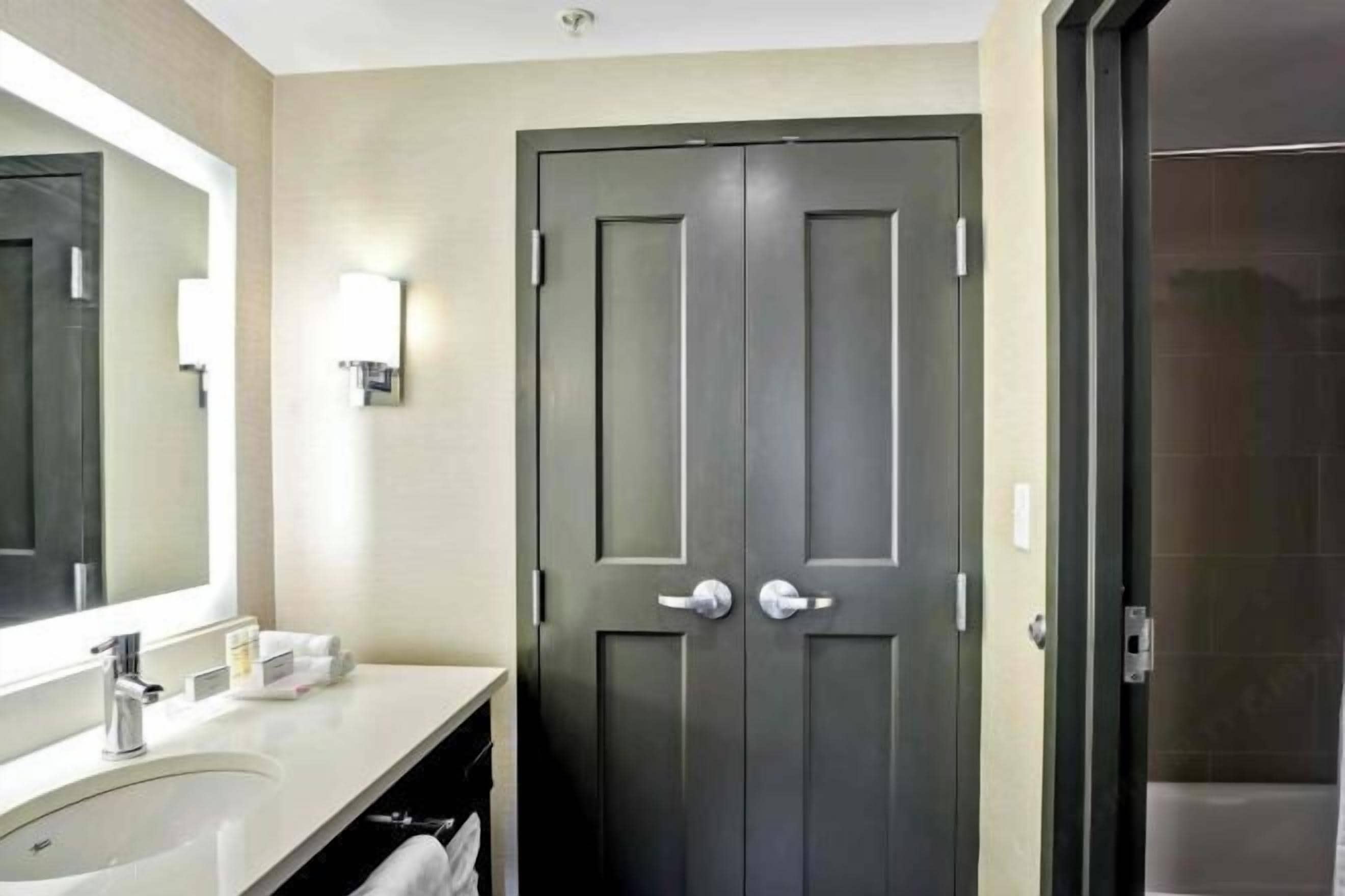 Bathroom | Hydromassage showerhead, free toiletries, hair dryer, towels