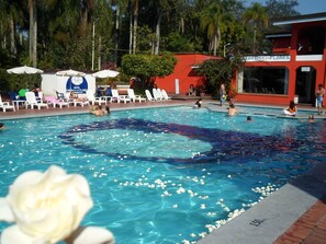 สระว่ายน้ำกลางแจ้ง