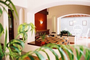 เครื่องนอนระดับพรีเมียม, ตู้นิรภัยในห้องพัก, โต๊ะทำงาน, เตียงเสริม/เปล