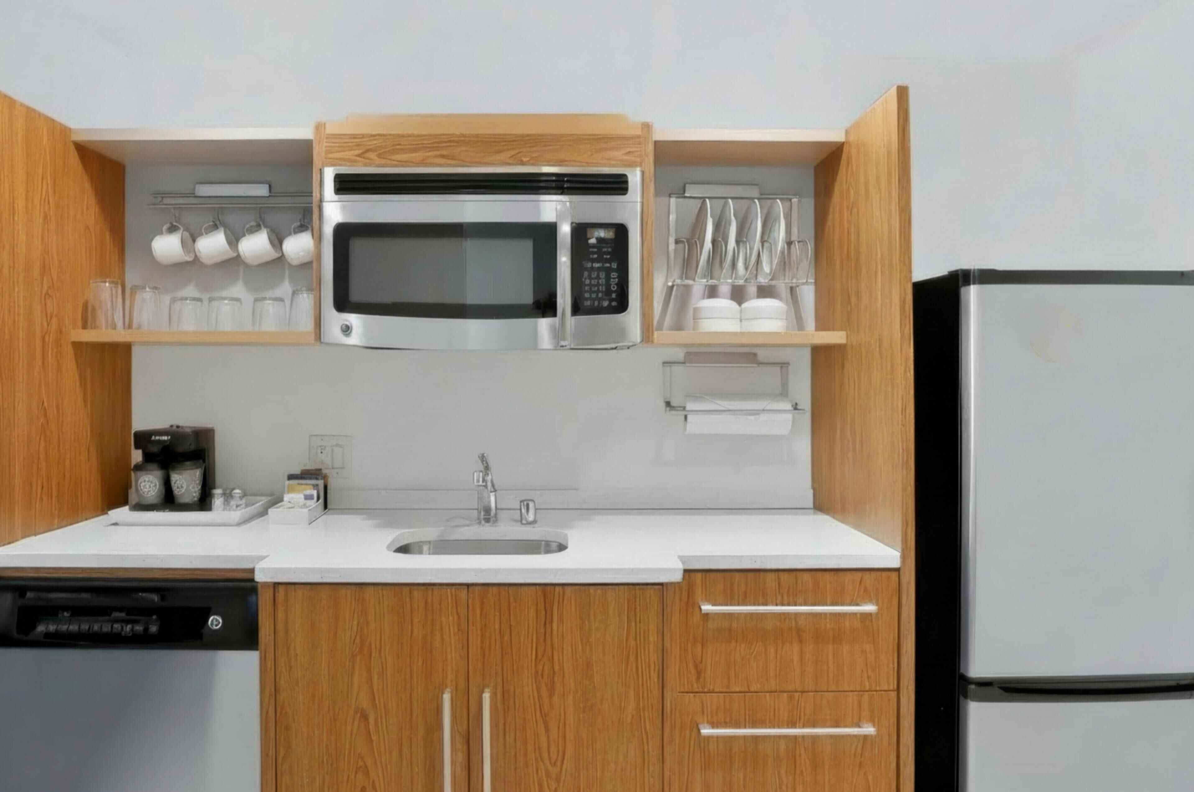 Cafetière-théière, réfrigérateur, four à micro-ondes, lave-vaisselle