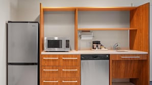 Private kitchen - Home2 Suites by Hilton Milwaukee Airport (Milwaukee)