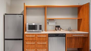 Coffee/tea maker, fridge, microwave, dishwasher