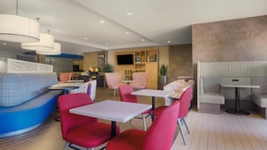 Lobby - Home2 Suites by Hilton Milwaukee Airport (Milwaukee)