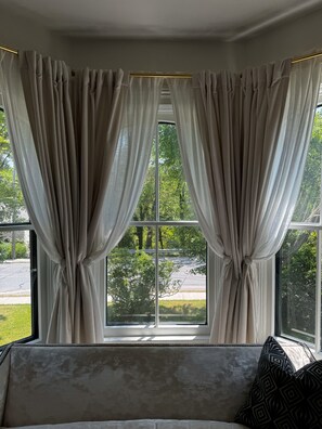 Chambre classique, 1 très grand lit, foyer | Vue de la chambre