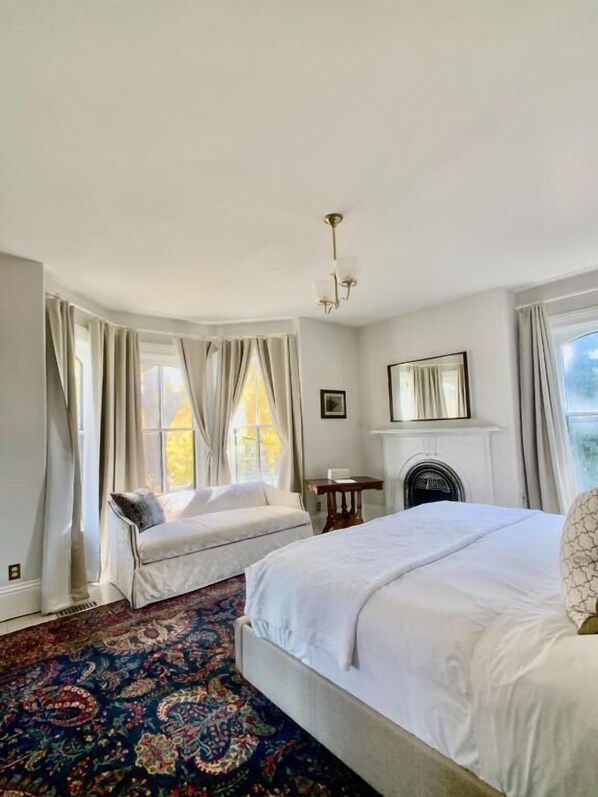 Classic Room, 1 King Bed, Fireplace