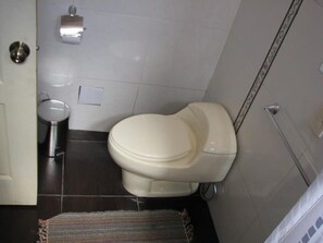 Deluxe Double Room, Garden View | Bathroom