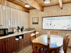 Family Suite | Private kitchen | Microwave, coffee/tea maker, paper towels - Breakers Boutique Inn (Westport)