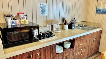Family Suite | Private kitchen | Microwave, coffee/tea maker, paper towels