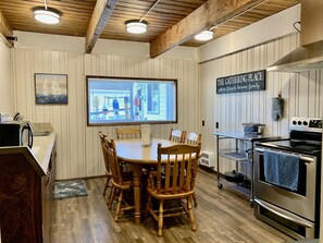 Family Suite | Private kitchen - Breakers Boutique Inn (Westport)