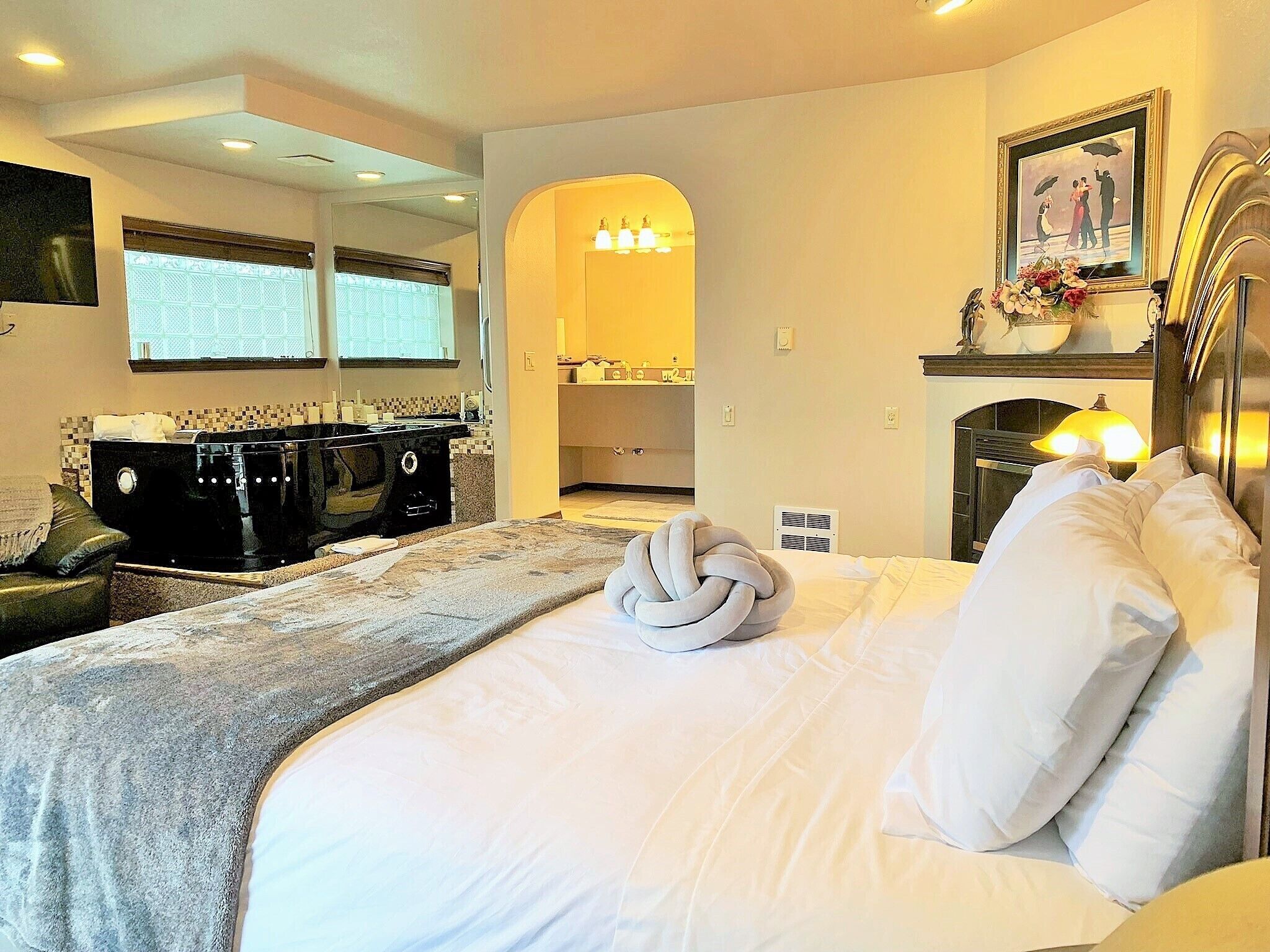 Suite, 1 King Bed, Hot Tub | Individually decorated, individually furnished, free WiFi, bed sheets