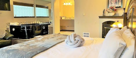 Suite, 1 King Bed, Hot Tub | Individually decorated, individually furnished, free WiFi, bed sheets
