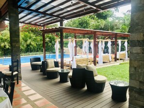 S'hi serveixen esmorzars, dinars, sopars i plats de cuina internacional 