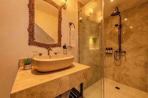 Amenidades de baño gratuitas, secadora de cabello, toallas 