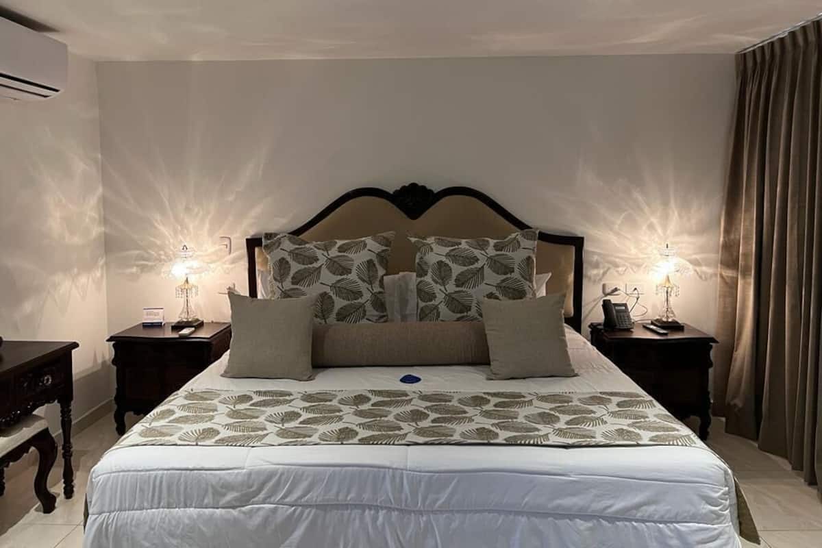 Deluxe kamer, bad | Een kluis op de kamer, individueel gedecoreerd, individueel gemeubileerd