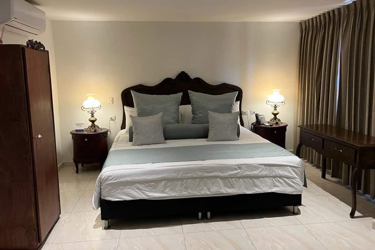 Luxe kamer, balkon | Een kluis op de kamer, individueel gedecoreerd, individueel gemeubileerd