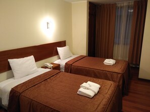 Minibar, brankas, meja kerja, dan tempat tidur lipat/tambahan
