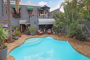 Outdoor pool - 40 Winks Guest House Green Point Cape Town (Cape Town)