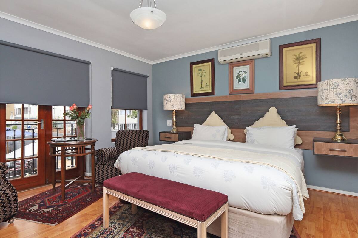 Chambre luxueuse avec lits jumeaux, 2 lits jumeaux | Minibar, coffre-fort, accès au Wi-Fi (inclus), décor unique