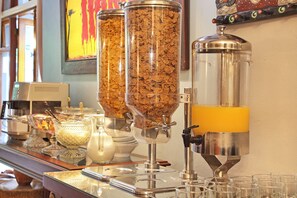 Tägliches inbegriffenes kontinentales Frühstück