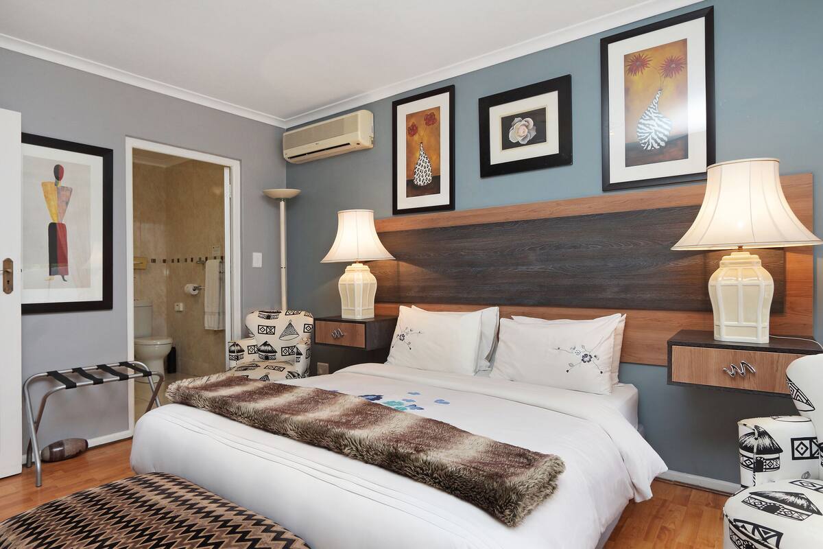 Chambre luxueuse double, 1 grand lit | Minibar, coffre-fort, accès au Wi-Fi (inclus), décor unique