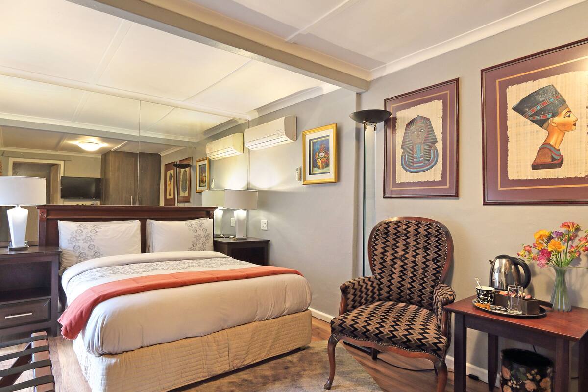 Chambre Confort double pour 1 personne, 1 grand lit, non-fumeur, patio | Minibar, coffre-fort, accès au Wi-Fi (inclus), décor unique