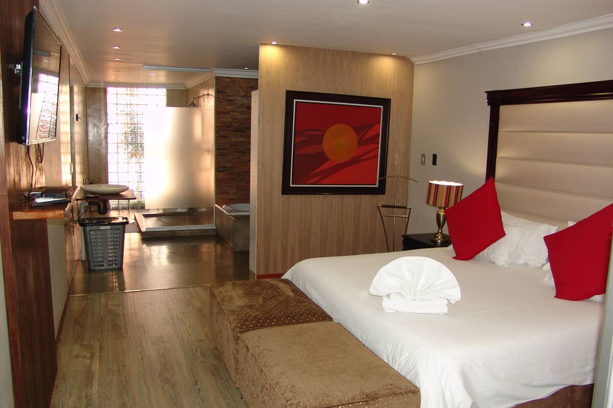 2 bedrooms, premium bedding, in-room safe, desk