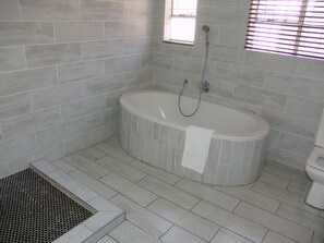 Free toiletries, towels, soap, shampoo - African Moon Corporate House (Kempton Park)