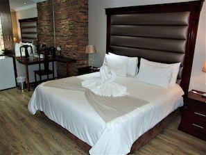 Habitación de lujo | 2 habitaciones, ropa de cama de alta calidad y escritorio 