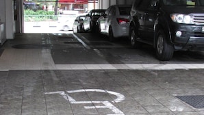 Ein Parkplatz mit einem Stellplatz für Menschen mit Behinderung, gekennzeichnet durch ein Rollstuhlsymbol.