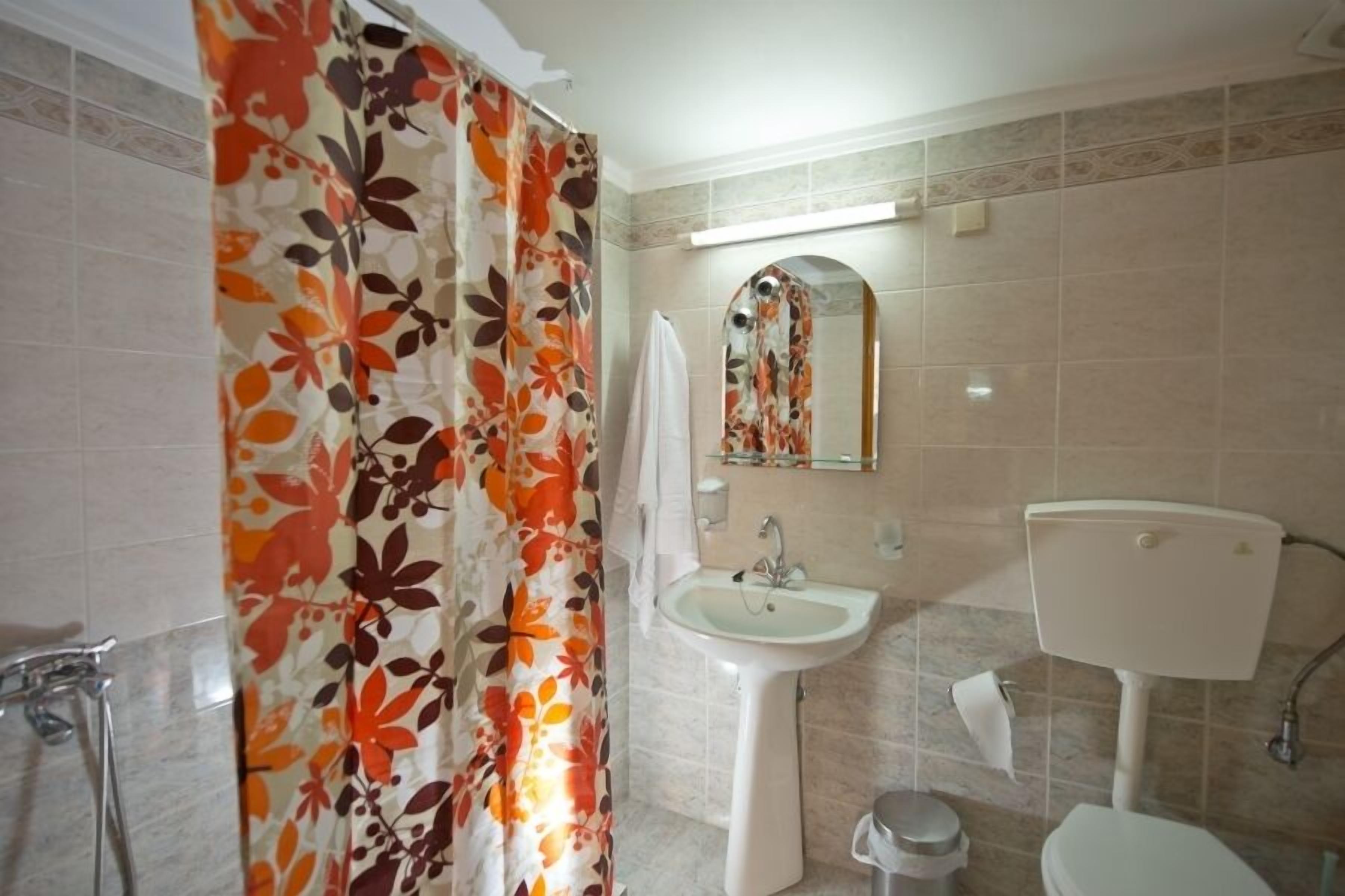 Quarto casal, varanda | Banheiro | Chuveiro, chuveiro com efeito de chuva, produtos de toalete grátis 
