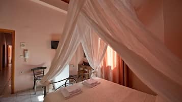 Double Room | Desk, iron/ironing board, free cribs/infant beds, free WiFi