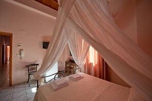 Quarto casal | Escrivaninha, ferros/tábuas de passar roupa, berços grátis