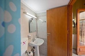Een douche, een regendouche, gratis toiletartikelen, een haardroger