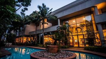 Hồ bơi ngoài trời