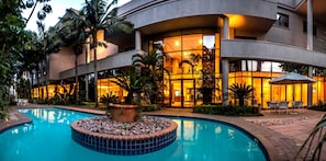 Una piscina al aire libre
