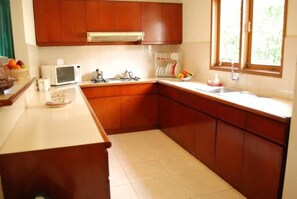 Private kitchen - Puri Setiabudhi Residence (Bandung)