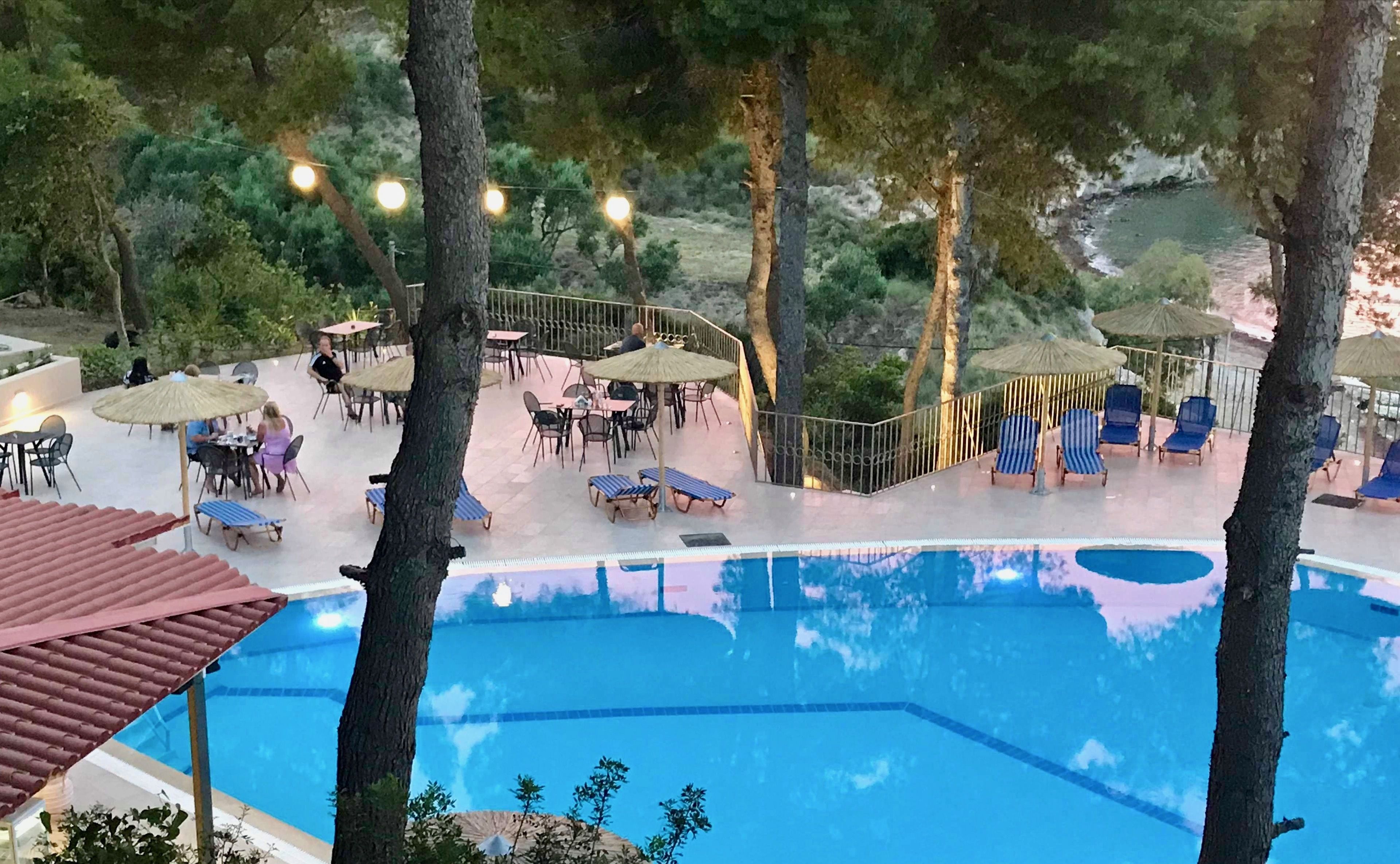 Piscina externa, guarda-sóis, espreguiçadeiras