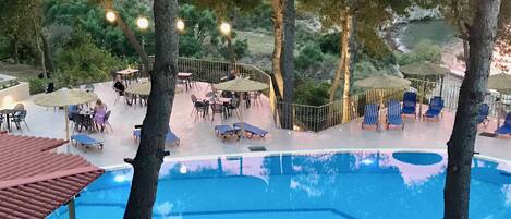 Outdoor pool, pool umbrellas, sun loungers