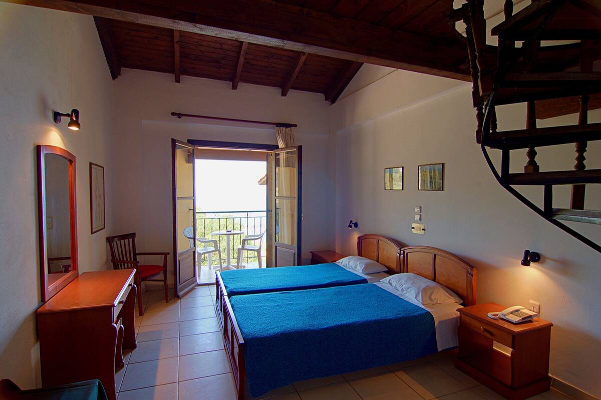 Duplex | Minibar, desk, WiFi (free), bed sheets